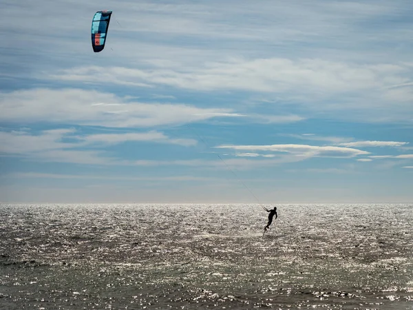 Kite surfař na Francouzské riviéře v Saint Raphael, Francie — Stock fotografie