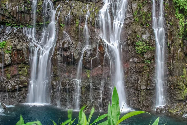 Visa på vattenfall med djungel på mauritius island — Stockfoto