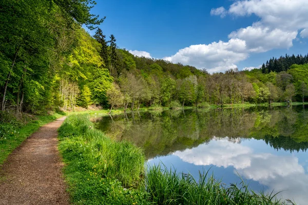 holzmaar, eifel, almanya littoral boyunca iz