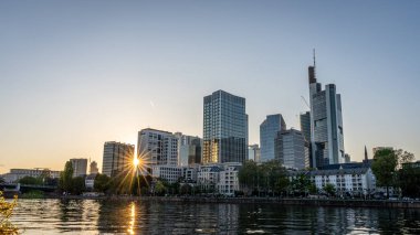 gün batımında frankfurt siluetinde görünüm, frankfurt, hesse, almanya