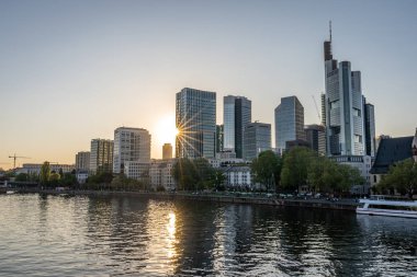 eiserner steg köprüsünden gün batımında frankfurt siluetinde görünümü, f