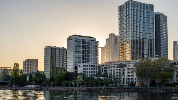 Zicht op de skyline van Frankfurt bij zonsondergang, Frankfurt, Hessen, Duitsland — Stockfoto