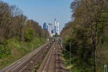 merkeze demiryolu ile frankfurt silueti üzerinde görünümü, frankfurt, o