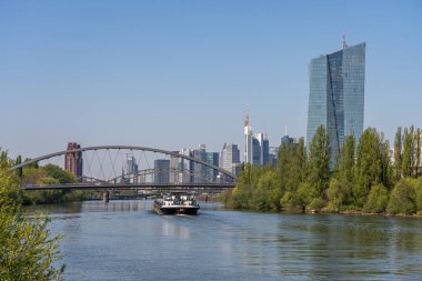 littoral gelen ana nehir ve frankfurt silueti üzerinde görünümü, frankfur
