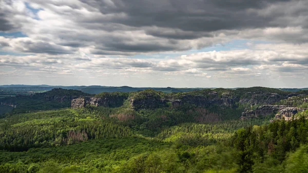 Vista panorámica de rocas de arenisca en Saxon Suiza, Alemania — Foto de Stock