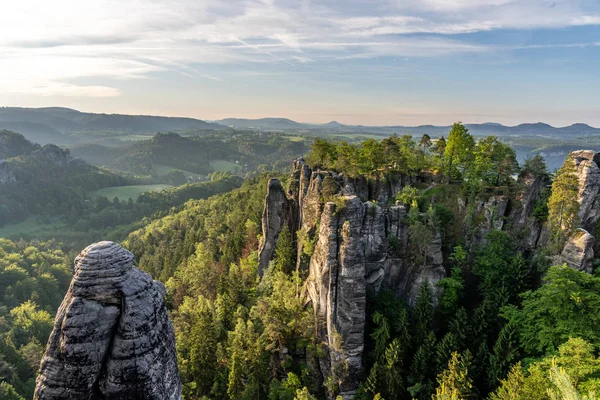 岩石在萨克森瑞士日出时，德国 — 图库照片