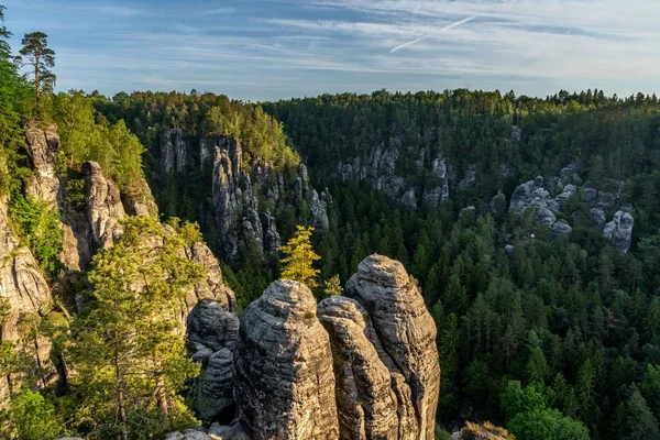 Rocas en Saxon Suiza al amanecer, Alemania — Foto de Stock