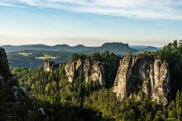 Rocas en Saxon Suiza al amanecer, Alemania — Foto de Stock