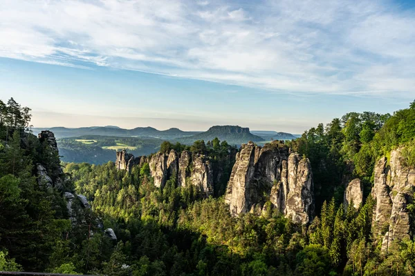 Rocas en Saxon Suiza al amanecer, Alemania — Foto de Stock