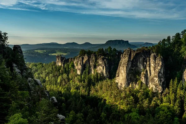 岩石在萨克森瑞士日出时，德国 — 图库照片