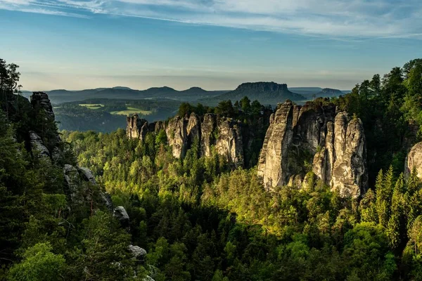 Felsen in der Sächsischen Schweiz bei Sonnenaufgang, Deutschland — Stockfoto