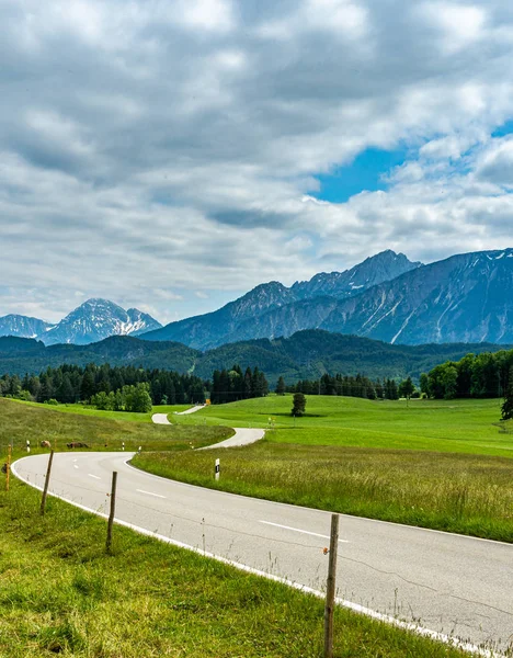 Rua que conduz para os alpes, baviera, alemanha — Fotografia de Stock