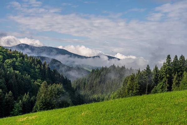 Landschaft mit Wald in den Wolken im Schwarzwald, Deutschland — Stockfoto