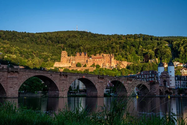 Heidelberg várromjai, Karl Theodor-híd (Öreg híd) és ne — Stock Fotó