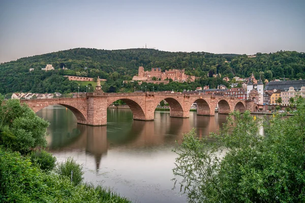 Ruiny zamku w Heidelbergu, most Karl Theodor (Stary Most) i ne — Zdjęcie stockowe