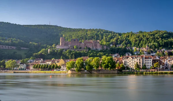 Zamek w Heidelbergu i rzeka Neckar, Niemcy — Zdjęcie stockowe