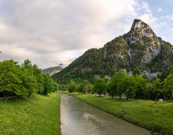 Oberammergau, Almanya'da gün batımında kofel zirvesi
