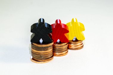 Euro sentüzerinde heykelcikler ile finansal başarı kavramı