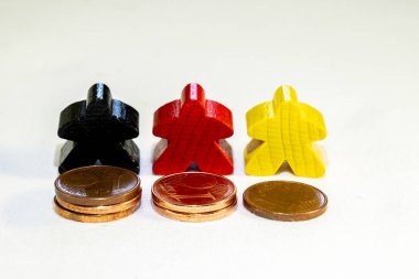 Sarı kırmızı siyah figürleri ile sikke yığınları