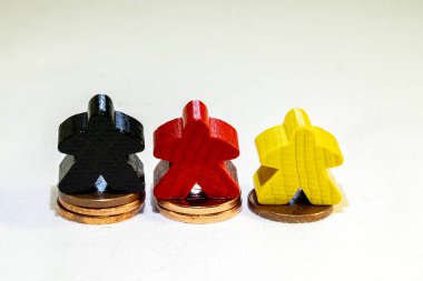 Sarı kırmızı siyah figürleri ile sikke yığınları