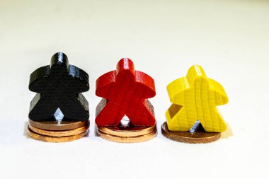 Sarı kırmızı siyah figürleri ile sikke yığınları