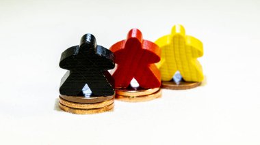 Sarı kırmızı siyah figürleri ile sikke yığınları