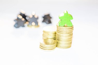 kazık üzerinde ahşap meeples ile gösterilen varlıkların eşit olmayan dağılımı