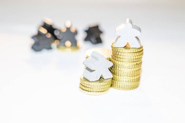 kazık üzerinde ahşap meeples ile gösterilen varlıkların eşit olmayan dağılımı