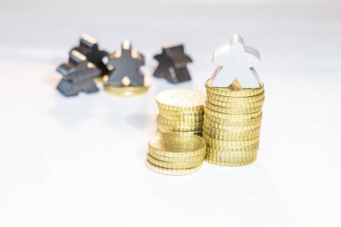 kazık üzerinde ahşap meeples ile gösterilen varlıkların eşit olmayan dağılımı