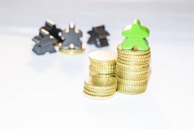 kazık üzerinde ahşap meeples ile gösterilen varlıkların eşit olmayan dağılımı