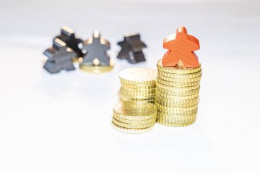 kazık üzerinde ahşap meeples ile gösterilen varlıkların eşit olmayan dağılımı