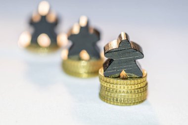 sikke yığınları üzerinde ahşap figürler ile kıskançlık illüstrasyon