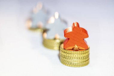 sikke yığınları üzerinde ahşap figürler ile kıskançlık illüstrasyon