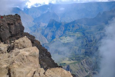 le maido dağdan gün doğumu görünümünde cirque de cilaos