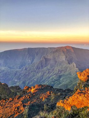 Günbatımı manzaralı Cirque de cilaos Piton des Neiges 'den