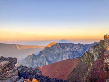Günbatımı manzaralı Cirque de cilaos Piton des Neiges 'den