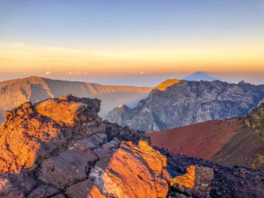 Günbatımı manzaralı Cirque de cilaos Piton des Neiges 'den