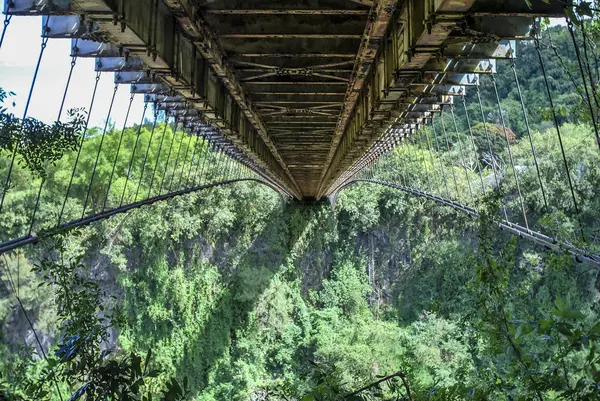 Ponte suspensa na ilha da reunião — Fotografia de Stock