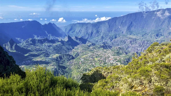 Günbatımı manzaralı Cirque de cilaos Piton des Neiges 'den