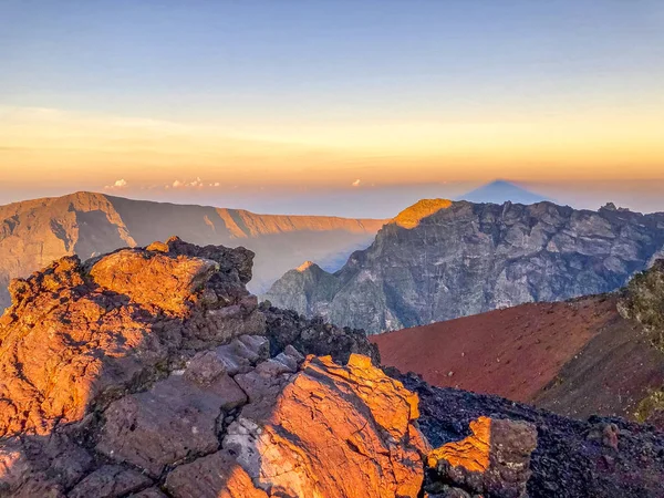 Günbatımı manzaralı Cirque de cilaos Piton des Neiges 'den