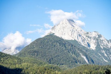 Wetterstein dağlarının zirveleri sabahın erken saatlerinde bulutlarda, Almanya 'nın Mitenwald şehrinden manzara