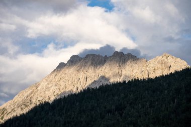 Almanya, Bayern-Bavyera, Mittenwald. Karwendel Dağları ile Alp Kasabası