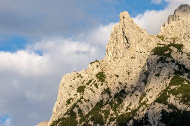 Almanya, Bayern-Bavyera, Mittenwald. Karwendel Dağları ile Alp Kasabası