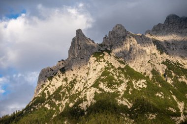 Almanya, Bayern-Bavyera, Mittenwald. Karwendel Dağları ile Alp Kasabası