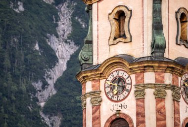 Mitenwald, Bavyera, Almanya 'daki Katolik Kilisesi Aziz Peter ve Paul Kulesi' nin manzarası