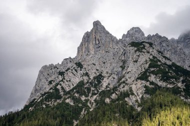 Almanya, Bayern-Bavyera, Mittenwald. Karwendel Dağları ile Alp Kasabası