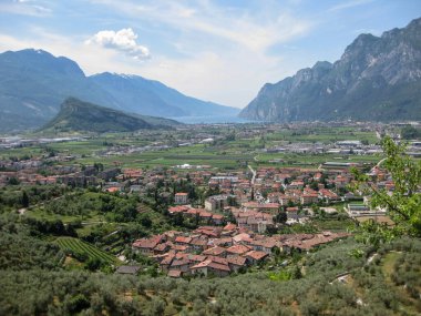 Kuzey İtalya, Arco yakınlarındaki Garda Gölü 'ndeki dağlarda panormaik manzara