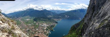 Riva del Garda 'nın panoramik manzarası Cima d' oro dağının zirvesinden ve Kuzey İtalya 'daki Garda Gölü' nden