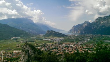 Kuzey İtalya, Arco yakınlarındaki Garda Gölü 'ndeki dağlarda panormaik manzara