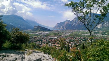 Kuzey İtalya, Arco yakınlarındaki Garda Gölü 'ndeki dağlarda panormaik manzara